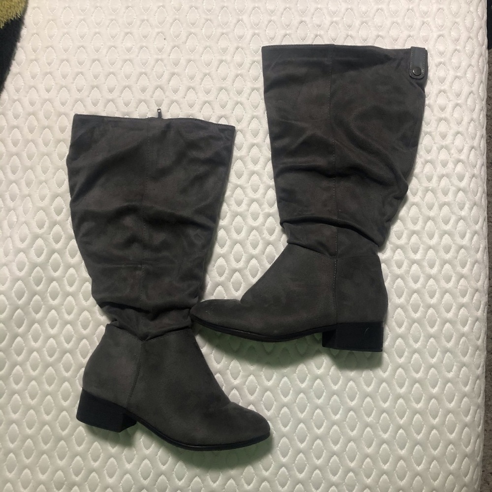 Grey mid-calf boots 💖